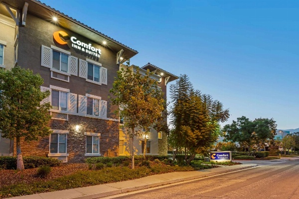 Comfort Inn & Suites Near Ontario Airport image 1